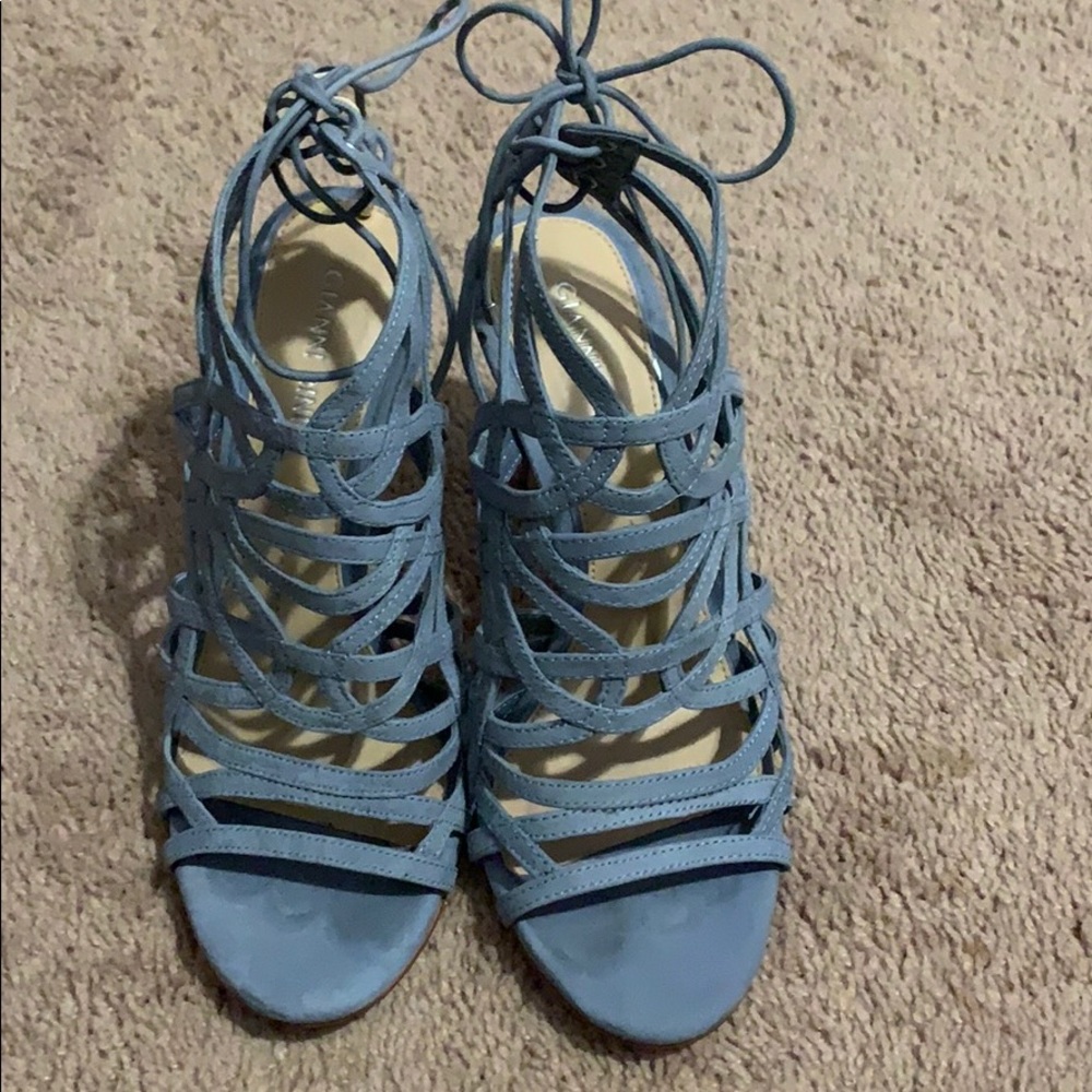 Flattering slip-on-sandals with tie in the back